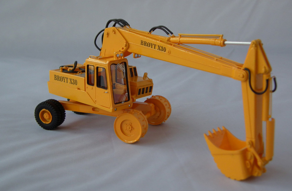 1/50 Broyt X30 Wheels Version - Cab 1 - Yellow - Handmade Resin Model - Image 5