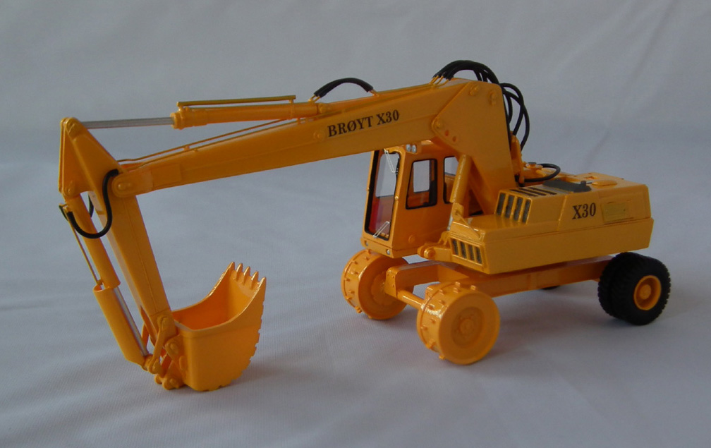 1/50 Broyt X30 Wheels Version - Cab 1 - Yellow - Handmade Resin Model - Image 6