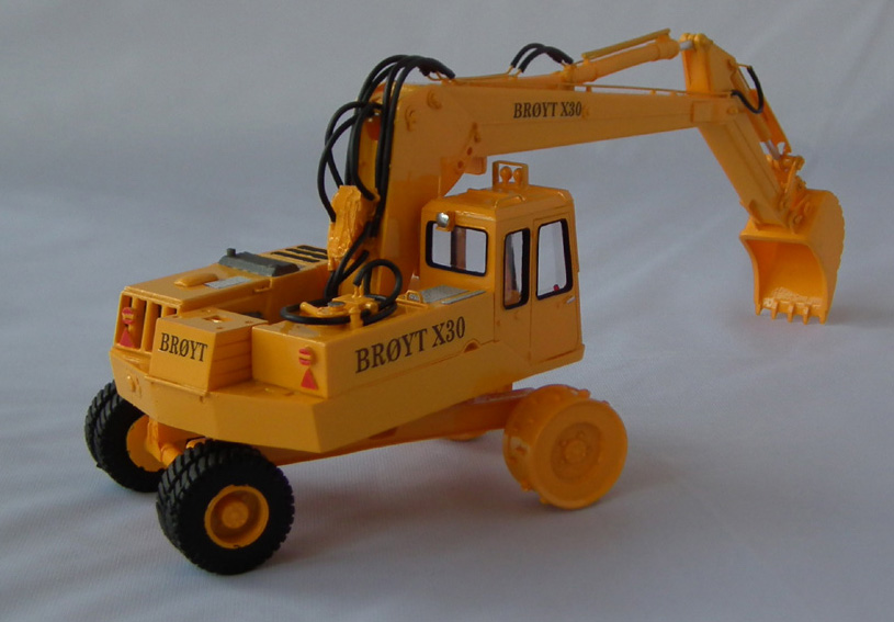 1/50 Broyt X30 Wheels Version - Cab 1 - Yellow - Handmade Resin Model - Image 2