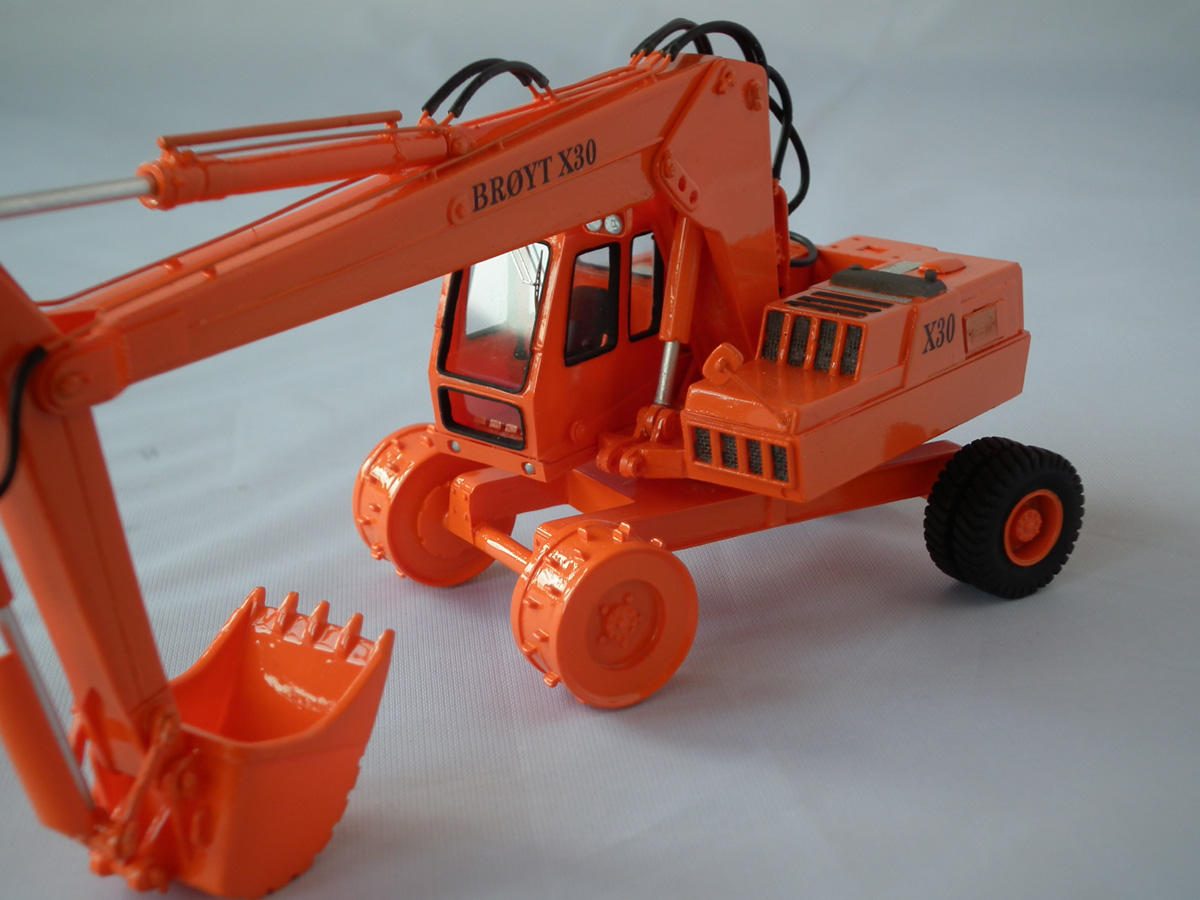 1/50 Broyt X30 - Cab 2 - Orange - Handbuilt Resin Model - Image 2