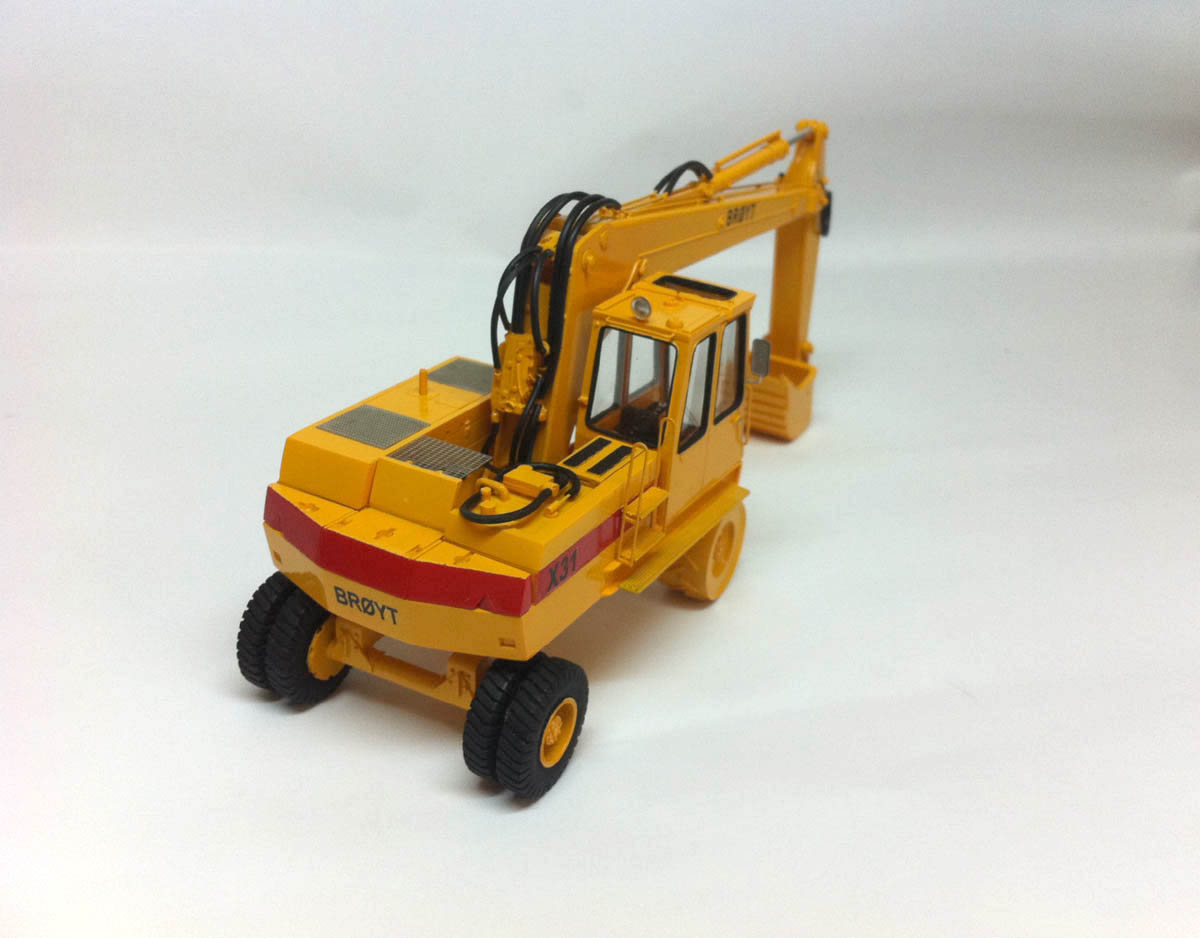 1/50 Excavator Broyt X31 wheels version - Built - Image 2