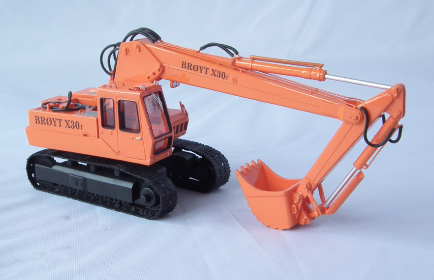 1/50 Broyt X30 T - Cab 2 - Orange - Handmade Resin Model - Image 10