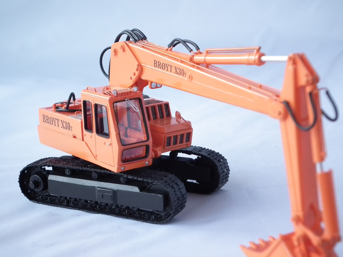 1/50 Broyt X30 T - Cab 2 - Orange - Handmade Resin Model - Image 4