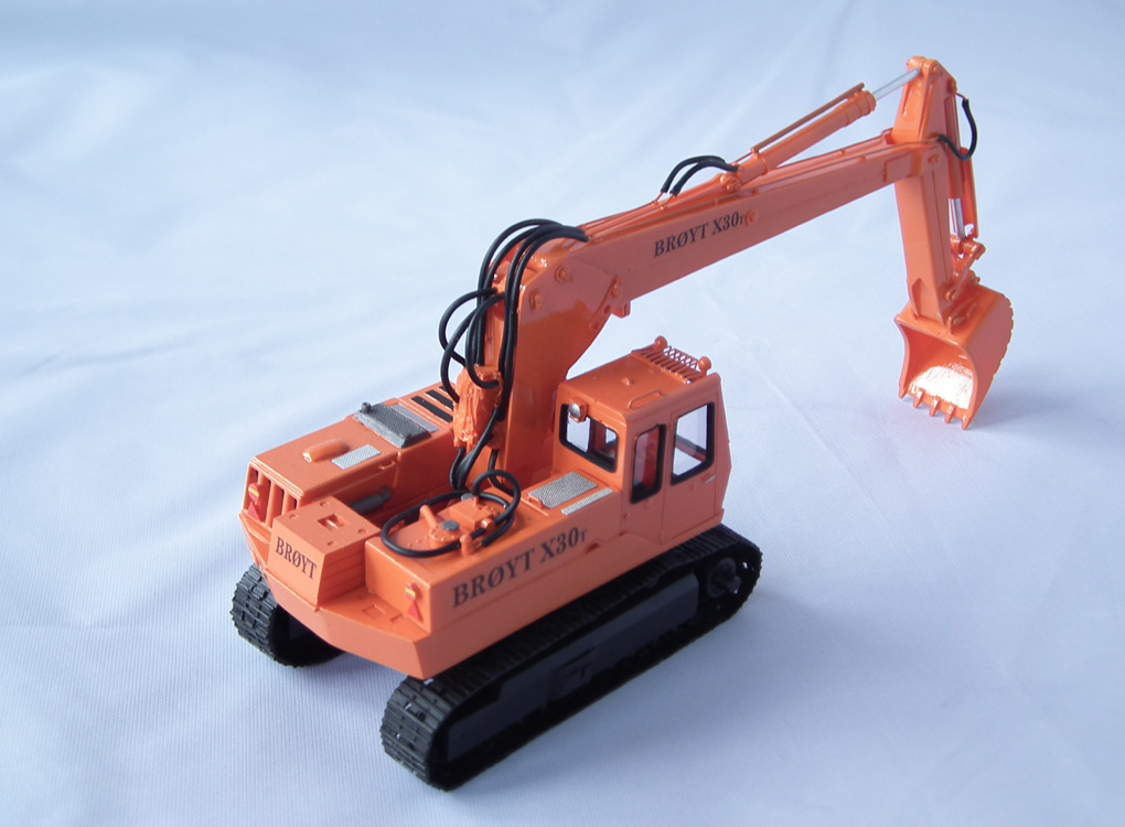 1/50 Broyt X30 T - Cab 2 - Orange - Handmade Resin Model - Image 7